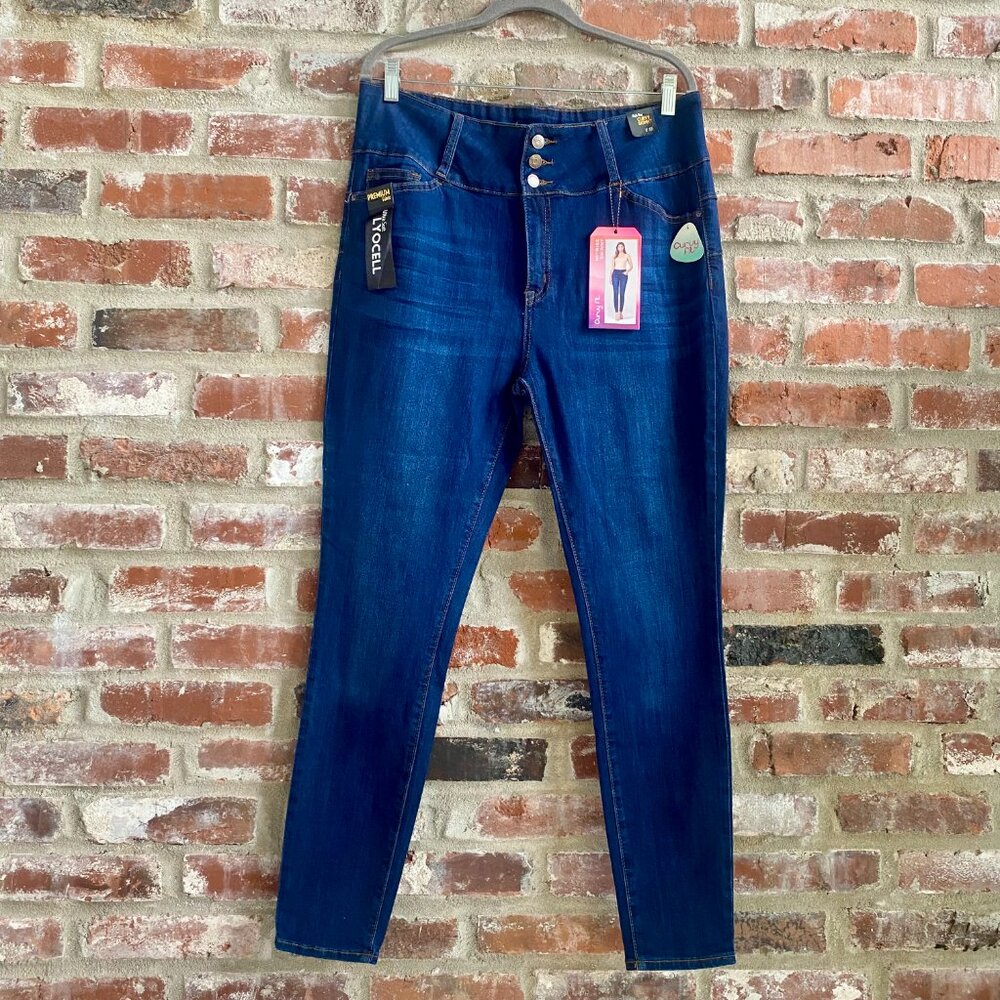 Simple Society: Women's hi-rise curvy skinny jeans, NWT, size 17/33.